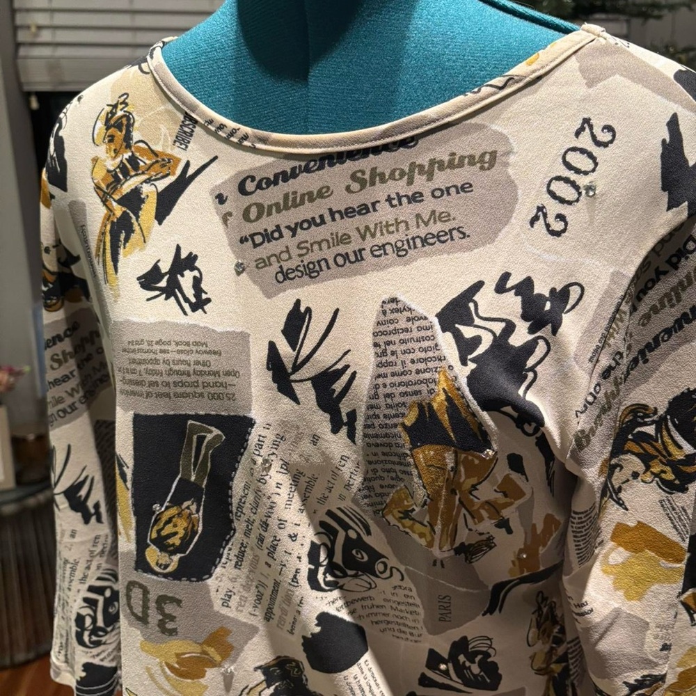 ✨Vintage✨ Graphic Print Long Sleeve Top, model shopping neutral print - Picture 2 of 8